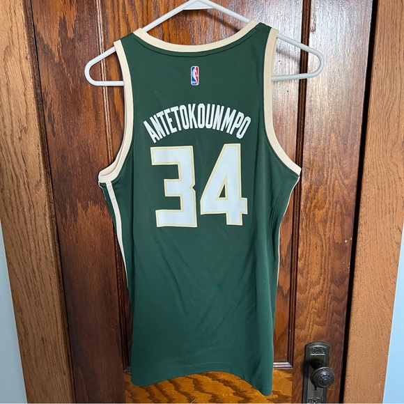Milwaukee Bucks Giannis Antetokounmpo Jersey - Picture 3 of 3